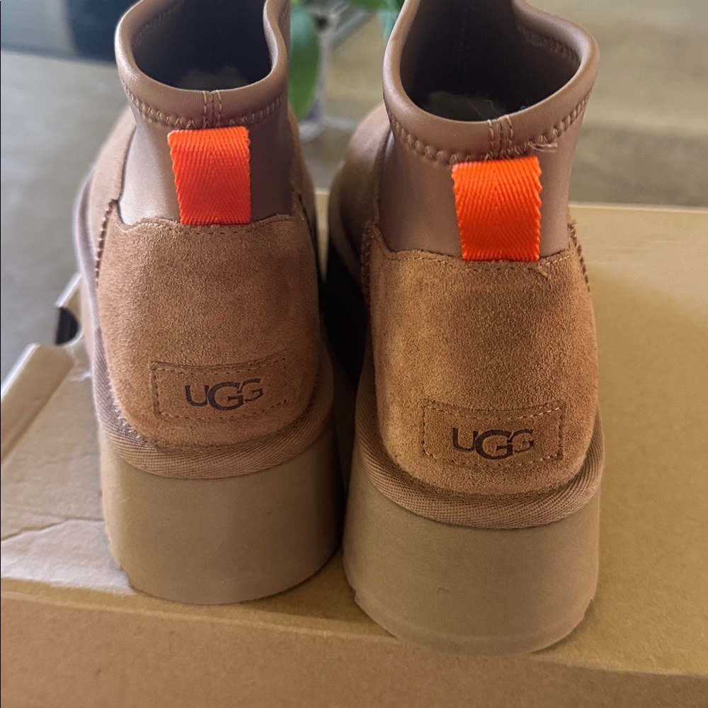 Ugg, classic mini dipper. Size 8 - Picture 3 of 7